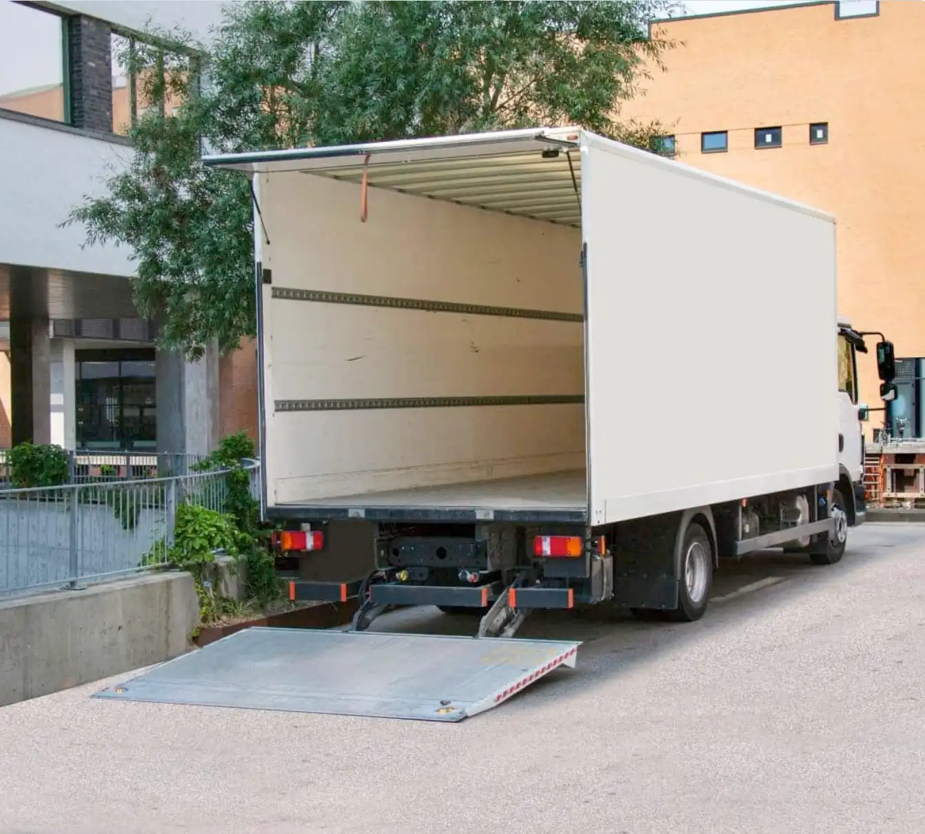 Camion porteur avec hayon
